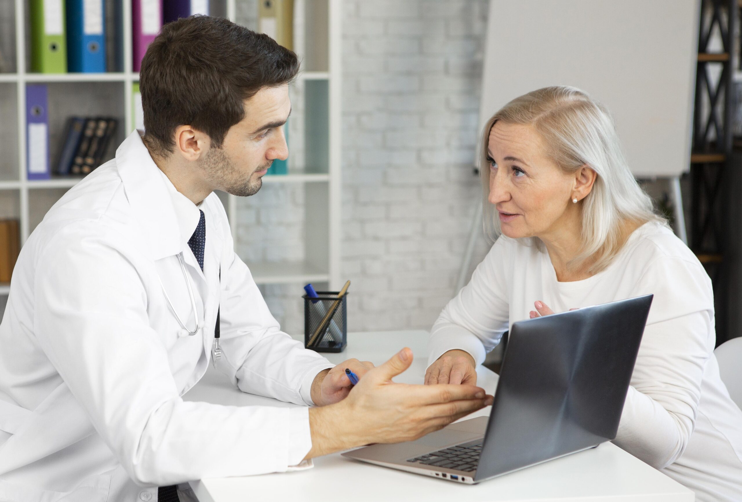 Hábitos que ajudam a prevenir o câncer: médico do Einstein lista estratégias que fazem a diferença na redução de riscos